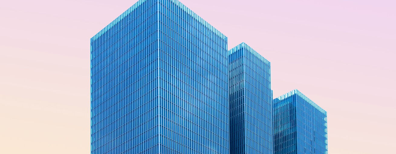 Moderne Architektur vor rosa Himmel Moderne Architektur vor rosa Himmel