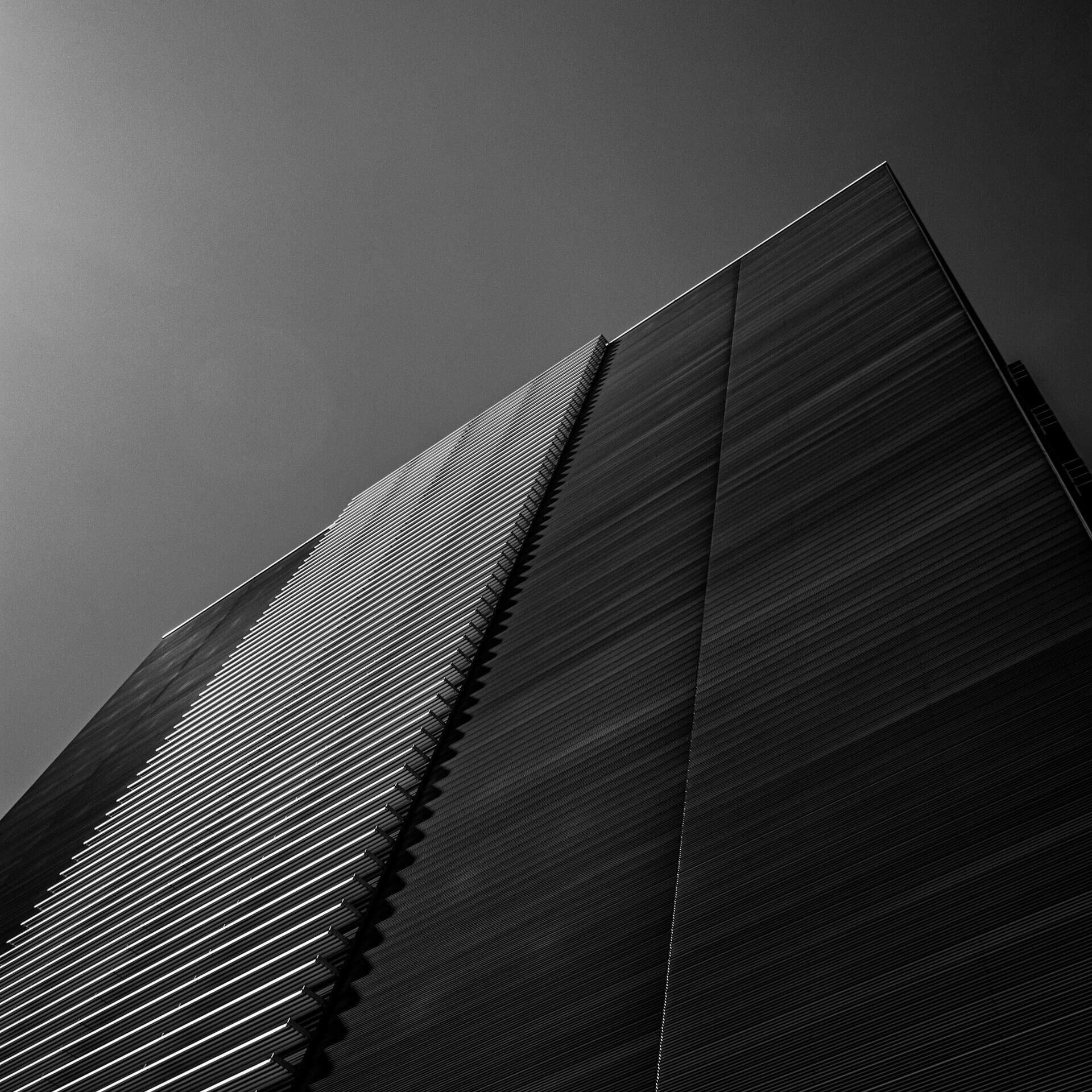 Moderne Architektur mit Farbverlauf im Himmel Moderne Architektur mit Farbverlauf im Himmel
